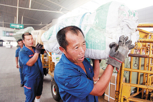 高溫下，追著火車跑的搬運工 每天裝卸600行包，用汗水保運輸暢通